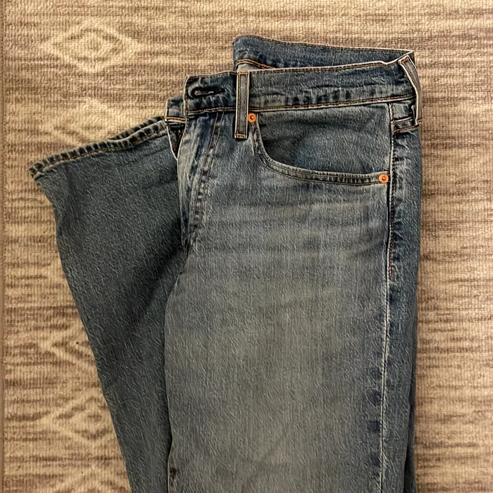 Lågmidjade Levis jeans  Modellen heter Levi’s 514  Har storlek 31 i midjan och 30 i längd Riktigt fina som är i nyskick. Jeans & Byxor.