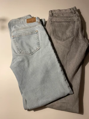Low straight jeans - Jag säljer två par low straight jeans från Gina Tricot (stl 32). De gråa är använda några fler gånger än de blåa men är i ett fint skick. Om du vill ha fler bilder så är det bara att höra av dig! 175 kr styck/300 kr för båda. Frakt 40 kr. Nypris 499 kr! 