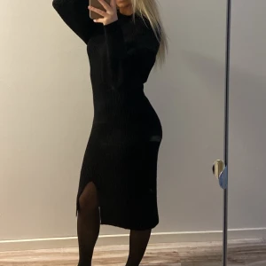 Svart ribbad klänning  - Svart ribbad klänning