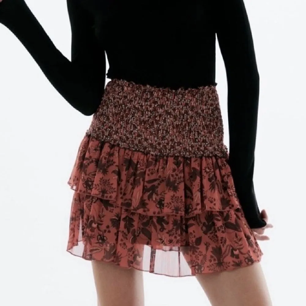 Jättefin zara kjol till sommaren, men har knappt använt den och den kommer inte till använding så säljer nu❤️. Kjolar.