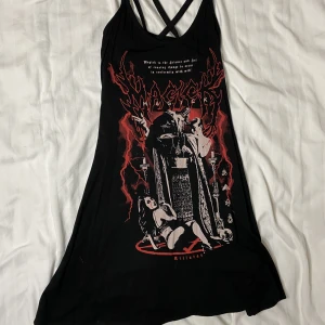 Killstar print med dress - Klänning med tryck från killstar i nyskick. Super skönt och svalt tygs knappt använd, säljs då den inte längre passar min stil. 