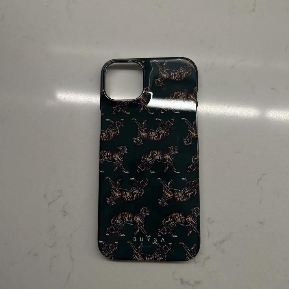 Helt nytt (oanvänt såklart) iPhone 14 plus skal från BURGA. Skalet finns på deras hemsida så kolla där om du vill se fler bilder 😊  Nypris: 340kr (plus frakt)  Mitt pris: 290kr (köparen står för frakt och bestämmer frakttyp, mobilskal kostar typ 20kr). Accessoarer.