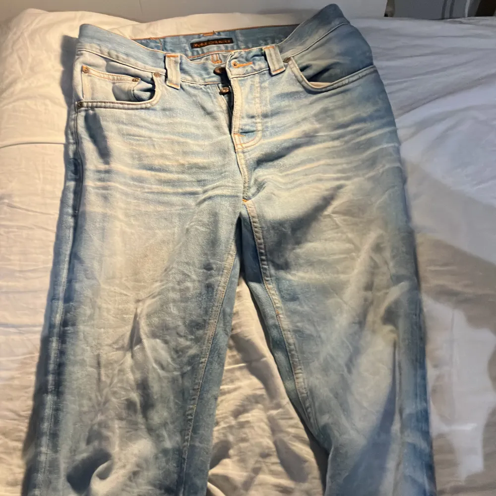 Super trendiga och fina jeans som inte passar mig längre, dom är flared och köpta för länge sen så de är äkta liksom 00 jeans. Lite trasiga i botten av benen (skicka för bild) men funkar absolut ändå. Inte säker på storleken men skulle säga M eller S☺️. Jeans & Byxor.