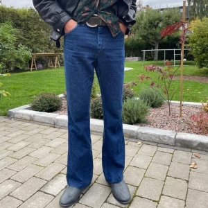 Wrangler bootcut jeans - Asfeta Wrangler bootcut jeans! Perfekt skick och riktigt snygga! Passar mig som är 180cm Midjemått: 41 cm Ytterben: 103 cm Innerben: 78 cm Möts i Malmö och tar Swish. Står ej för frakt eller postens slarv (: