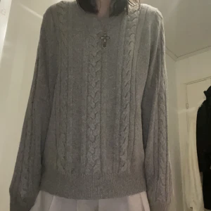 Grå kabelstickad tröja från Lindex  - Använt några gånger inga skador eller fläckar