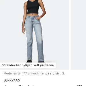 Low rise jeans - Säljer dessa super snygga low rise jeans från junkyard då de va för långa åt mig! Köpta för 600kr men säljer för 350kr. 