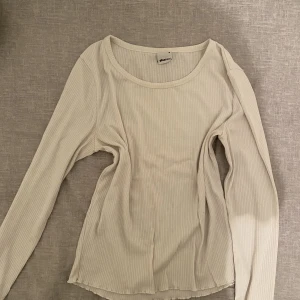 Tröja  - Kontakta för fler bilder, pris kan diskuteras!   Fraktkostnad: 24kr