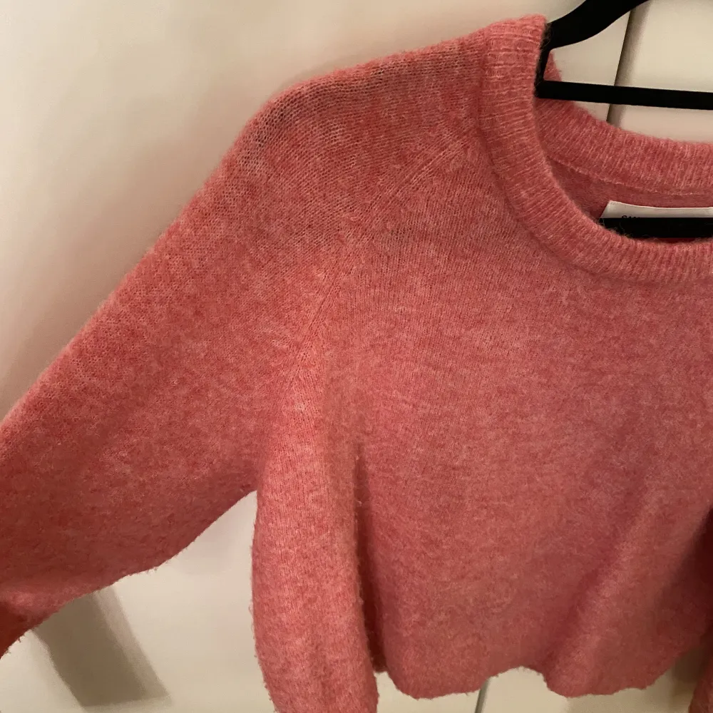 Samsoe samsoe stickad tröja. Ordinarie pris 1195:- Den rosa färgen syns bäst på 3e bilden  Använd men i väldigt fint skick . Stickat.