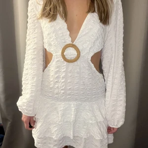 Sommarklänning - Jättefin vit sommarklänning från en butik i Spaninen. Endast använd en gång så i väldigt bra skick. Köpare står för frakt. Skriv vid frågor<3