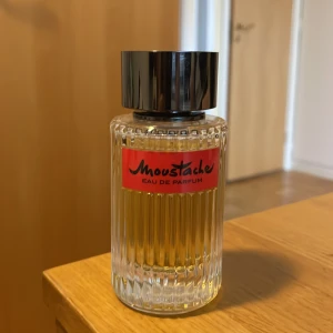 Rochas moustache edp - Säljer denna för jag inte tycker att den passar mig. Använd några gånger, ungefär 72ml kvar. Luktar som ysl tuxedo. Köptes för 600kr