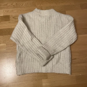 Vit stickad tröja - Säljer en vit stickad tröja från H&M. Säljer pga den inte kommer till användning. Köparen står för frakten.