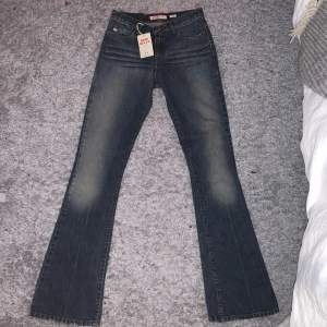 Säljer jättefina midwaist bootcut jeans från miss sixty! Helt oanvända med lappen kvar🙌 Måtten i midjan är 78 cm och innerbenslängden är 88 cm. Skriv för mer info och om ni är intresserade!🌟