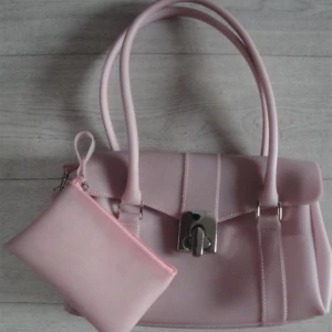 Rosa väska - Köptes på 2000-talet. mycket bra skick. möts i stockholm eller fraktar :)