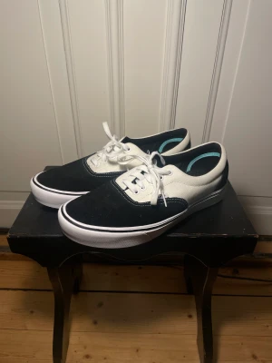 Vans White/Black - Size 42 Helt oanvända
