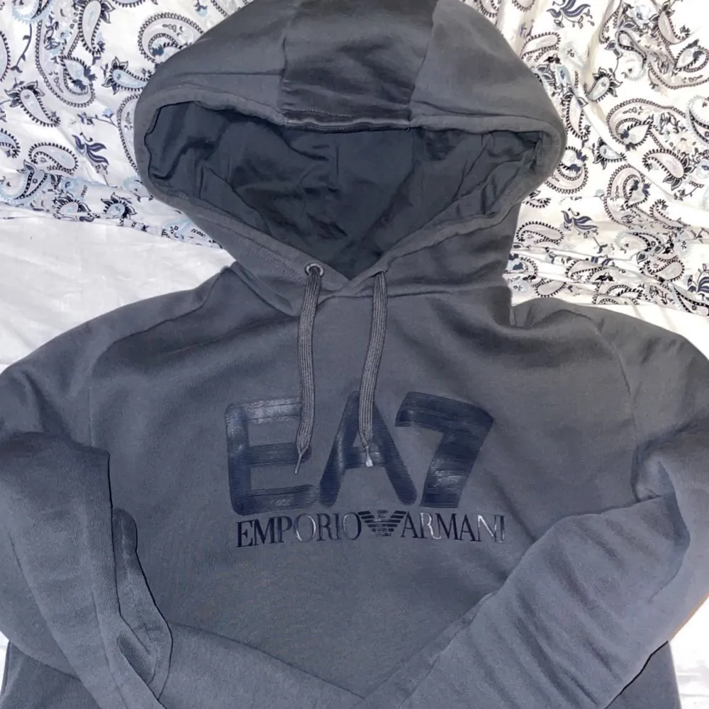 Säljer min gråa Armani EA7 hoodie, ny skick.. Hoodies.