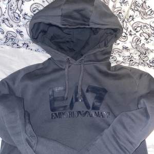 Säljer min gråa Armani EA7 hoodie, ny skick.