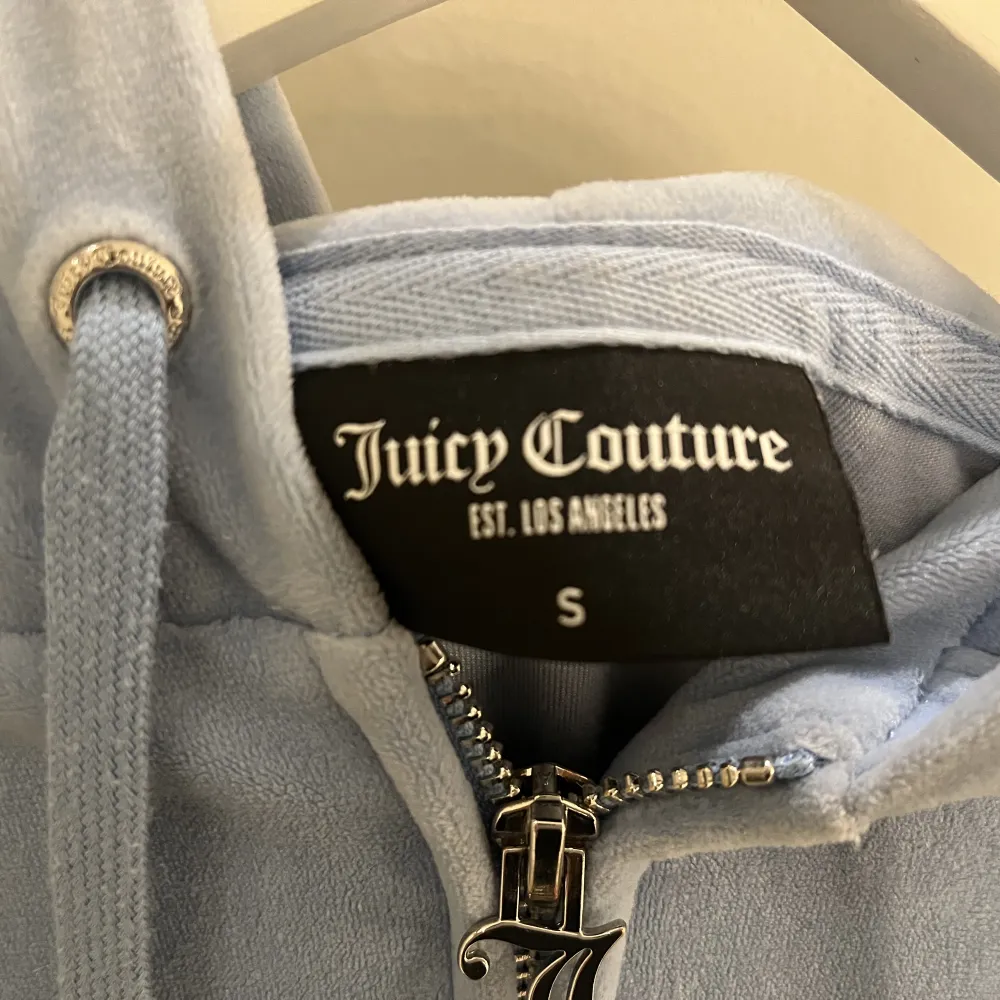 Ljusblå juicy couture hoodie i nyskick ❤️💨🐋👥🥣⚠️jag har xxs och den passar mig perfekt ⚠️. inga märken eller skador!  Köp snarast, . Hoodies.