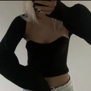 Stickat sett - Jätte fin stickad sett med en topp och liten kofta till andvänd endast en gång då den var lite för liten för mig. 