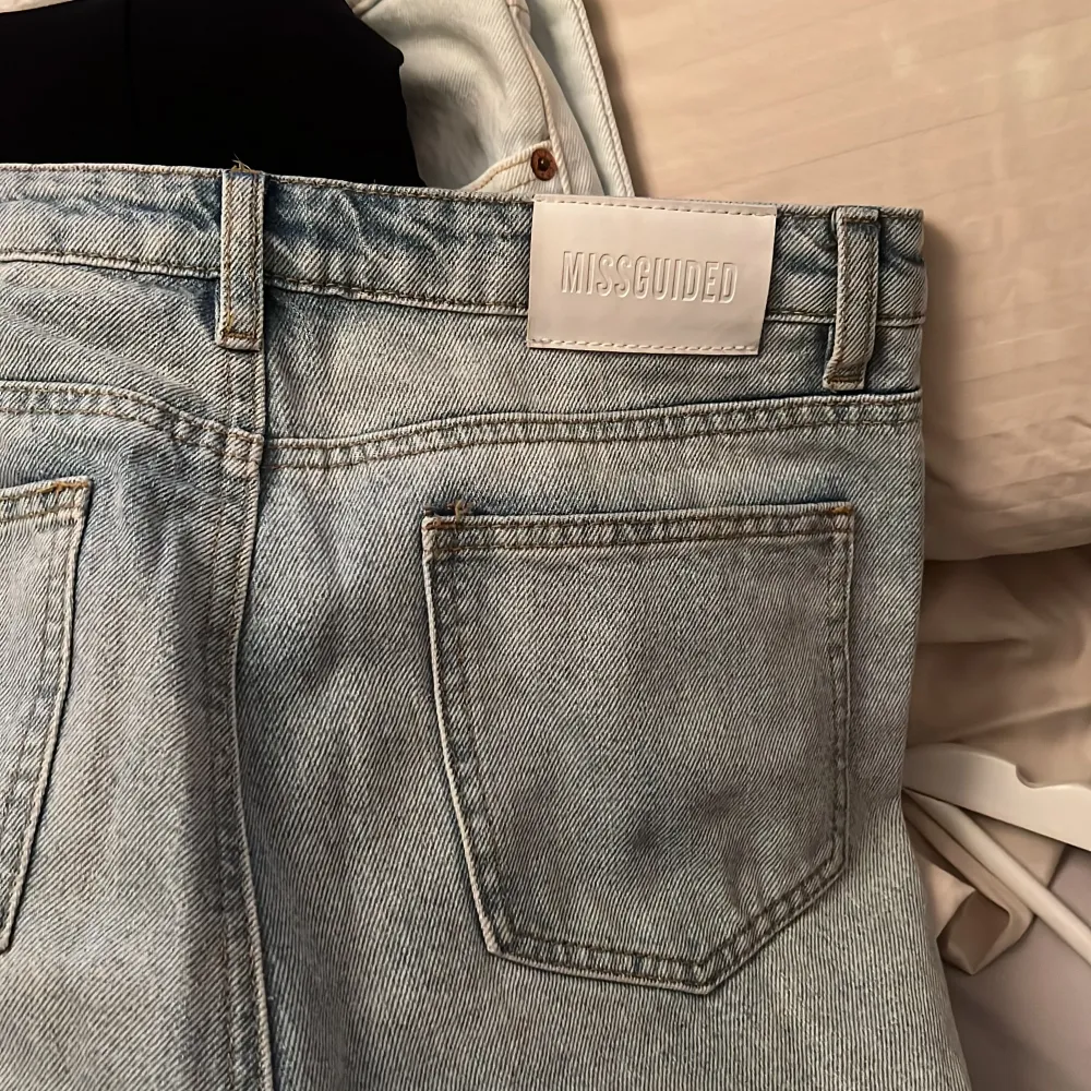 Jeans med slit från Missguided, använda ca 3-4 gånger. . Jeans & Byxor.
