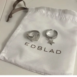 Ringar  - Säljer dessa 2 ringar i rostfritt stål, 99kr st eller 180kr för båda 🫶🏼🤍 storlek ca 17mm, ena ringen går att justera 