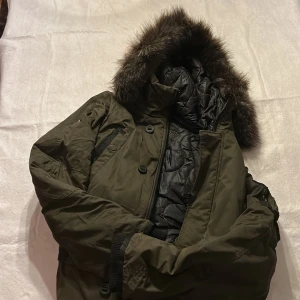 Vinter jacka - Fodrad vinter jacka med längd över rumpan, storlek XL