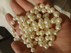 Pärlhalsband - Krämfärgat långt pärlhalsband. Includerad frakt.🥰