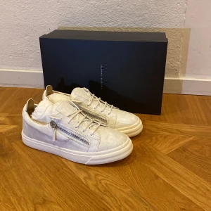 Giuseppe Zanotti - Säljer mina vita krokodilskinn Giuseppe skor. HELT oanvända. Allt og kvar från köpet