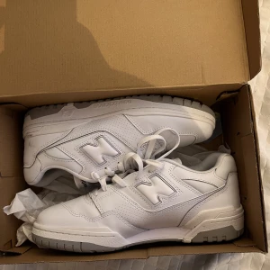 New Balance 550 - Säljer mina helt nya 550s då de inte passar. Aldrig använda och perfekt skick.   Kan frakta mot betalning! Är öppen för byten