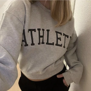 Tröja - Säljer denna superfina mysiga tjocktröjan från gina, superbra kvalitet knappt använd🤍