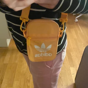 Gul handväska  - En fin gul handväska från Adidas super bra skick👍🏼 