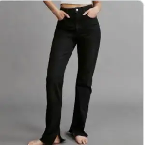 Säljer svarta jeans från bikbok 350 + frakt!
