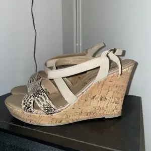 Sandaler med kilklack från Tamaris