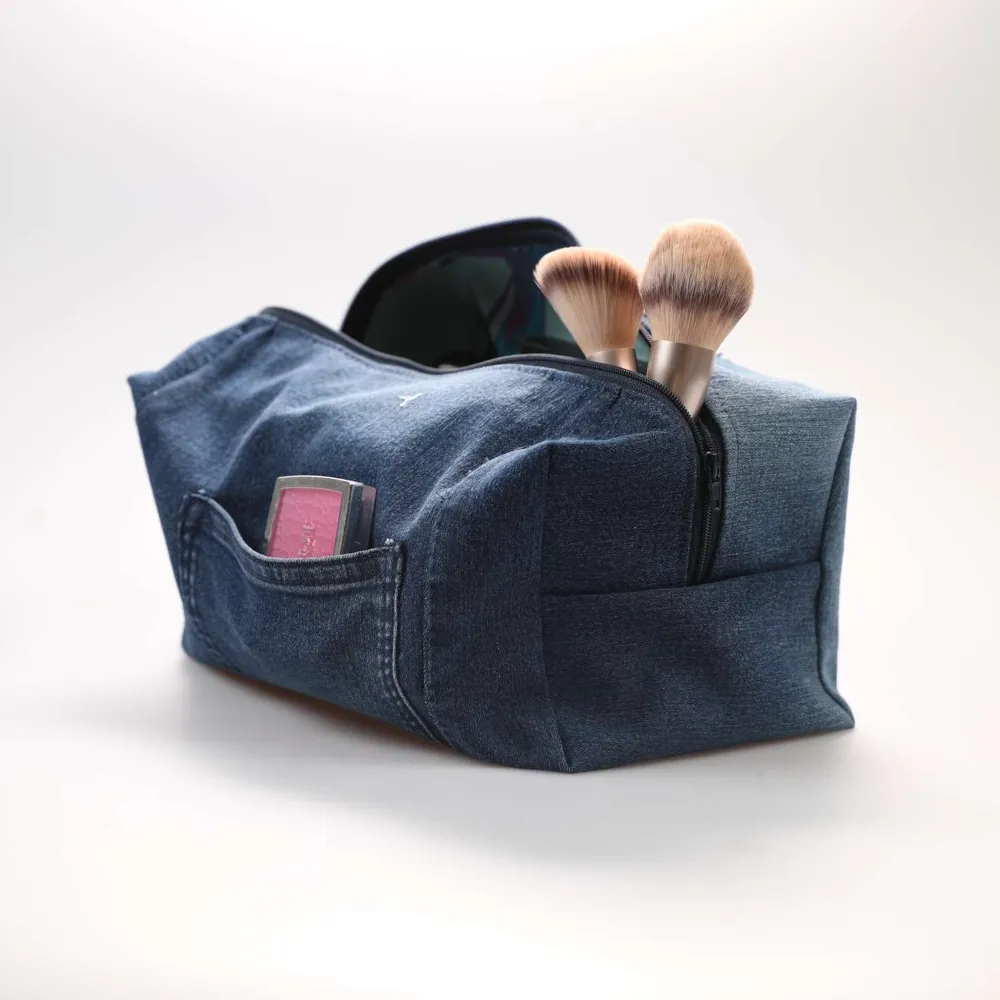 Säljer necessärer i återvunnet jeansmaterial till vårat uf företag. Necessärerna är tvättbara 👖 👝 syr efter efterfrågan i olika färger. . Laukut & Käsilaukut.
