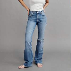 Säljer snyggaste jeansen från Gina trico, sitter helt perfekt!! 💕Säljes pga dom är förstora och ska köpa ett par mindre! 💕Använda 2-3 gånger så som nya!💕nypris 500kr