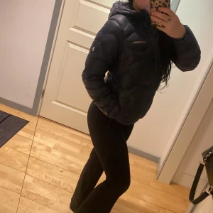 peck jacka  - säljer min marin blåa peck höst/vår jacka i st S❗️jackan har ett hål på högra armen ❗️ köparen står för frakten kan oxå mötas upp i uppsala!💓