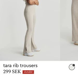 Gina Tricot Tara Rib Trousers - Gina Tricots helt slutsålda beiga byxor. De är i Storlek S och använts bara ett fåtal gånger. Inga alls defekter, som nya! 