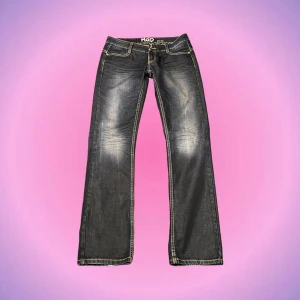 Lågmidjade jeans - En av mina favvo jeans som jag tyvärr måste sälja då de blivit för små för mig!😭 De är i fint skick utan defekter!Innerbenslängden är 80,5 cm och midjemåttet är 36,5 cm🙌🏼 Hör av er vid intresse o frågor! Kan såklart skicka bild på de på om intresse finns💞💞