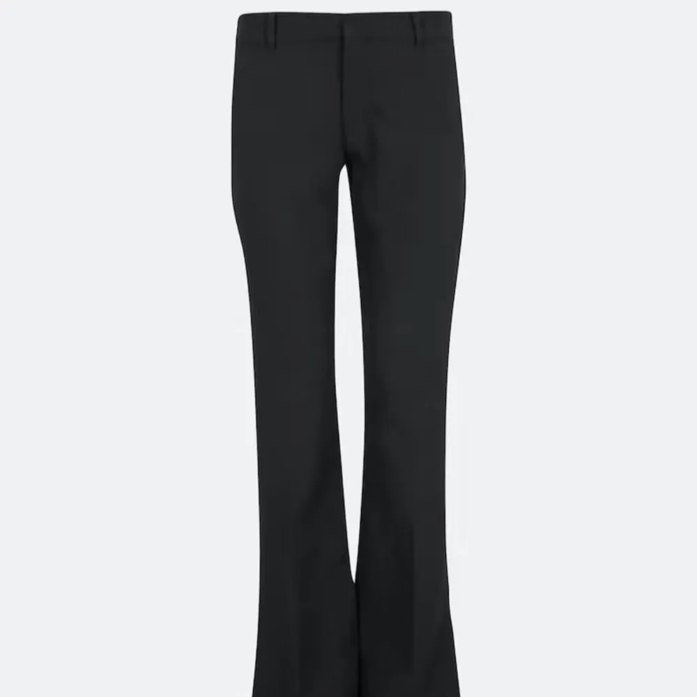 Dom populära kostymbyxorna vera från bikbok, det står strl 40 men dom är mer som 38.köpta här på plick och andvända endast en gång. 350+frakt. Jeans & Byxor.
