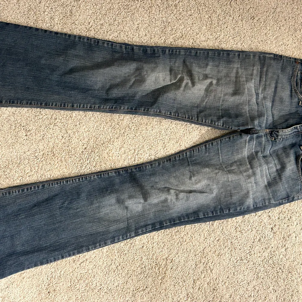 Säljer mina sjukt snygga lågmidjade bootcut/straight jeans från SIS, då de har blivit för små😢. Passar strl 34-38 skulle jag säga beroende på hur tight man vill att de ska sitta. . Jeans & Byxor.
