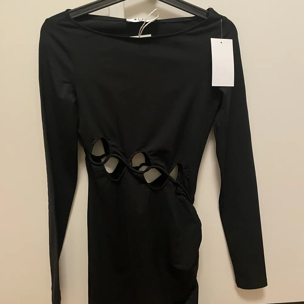 Säljer nu denna svarta klänning i storlek XS. Aldrig använd så prislappen finns kvar. . Klänningar.