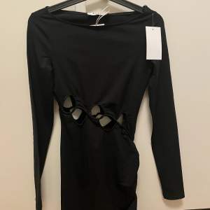 Säljer nu denna svarta klänning i storlek XS. Aldrig använd så prislappen finns kvar. 