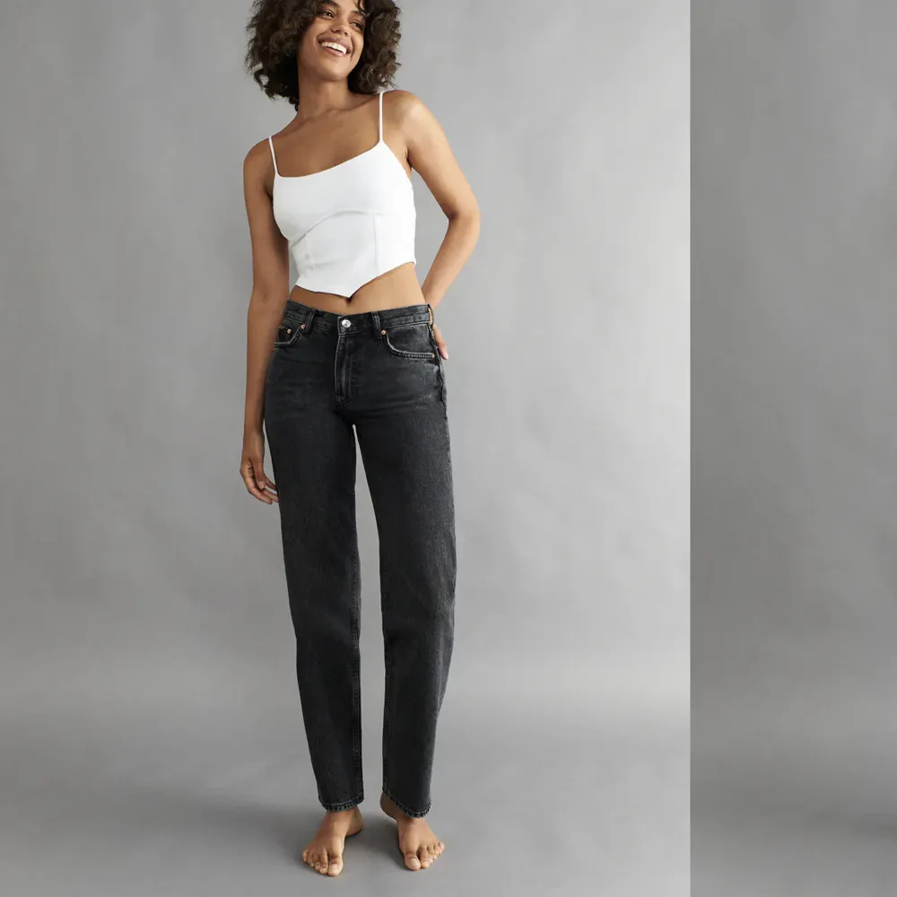 Säljer dessa low waist jeans i storlek 34 då det inte passade mig till storleken, aldrig använda bara testade få gånger🤍. Jeans & Byxor.