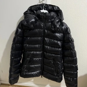 Moncler bra skick - Hej säljer ju nu min sons jacka som är i fint skick ifrån 2017 använd 2säsonger.   I Strl S tar emot bud kan Mötas upp i Borås om så önskas.  Tar emot bud därav 1kr