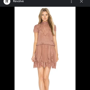 Ravn klänning siden - Klänning i äkta siden från ravn❤️ endast använd vid ett tillfälle, köpt för 3300kr