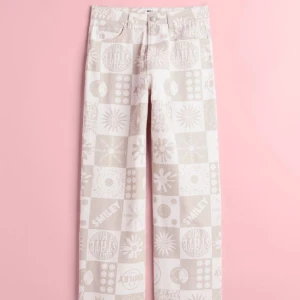 Straight jeans - Det är vackra straight jeans med smileys på. De är använda några gånger, dock så passar de inte bra längre och är alldeles för stora. 