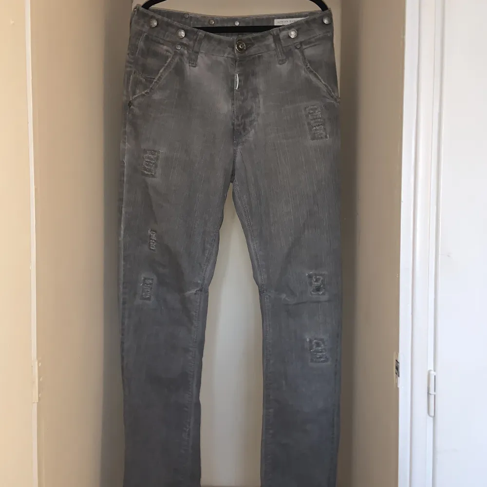 Adrian Hammond Jeans. Style: Denver. Grå färg. Oanvända och hela. Köparen står för frakten.. Jeans & Byxor.