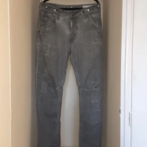 Adrian Hammond Jeans - Adrian Hammond Jeans. Style: Denver. Grå färg. Oanvända och hela. Köparen står för frakten.