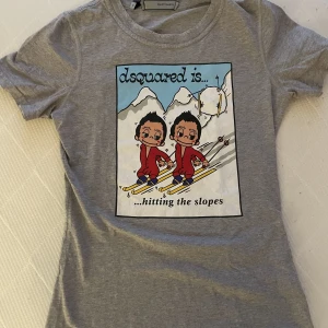 jätte söt dsquared2 mini tröja - sitter tajt o snyggt