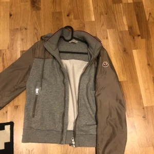 Moncler Cardigan Zip Up - Tjena! Säljer min cardigan nu då jag är sugen på något annat. Den är i väldigt fint skick och köptes från Kaspersheat för 3700kr, kvitto finns! Jag tar även emot byten annars kan jag frakta eller mötas upp😀 Mvh Gabriel