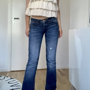 LTB Jeans Valerie❤️‍🔥 - Lågmidjade blå jeans från Ltb. Jag är 168cm lång! Skickar inte mer bilder o har inte måttband för tillfället så kan inte ta fram mått ( går att hitta på internet) Brukar ha S/36💘💘 Skicket är som nytt!!